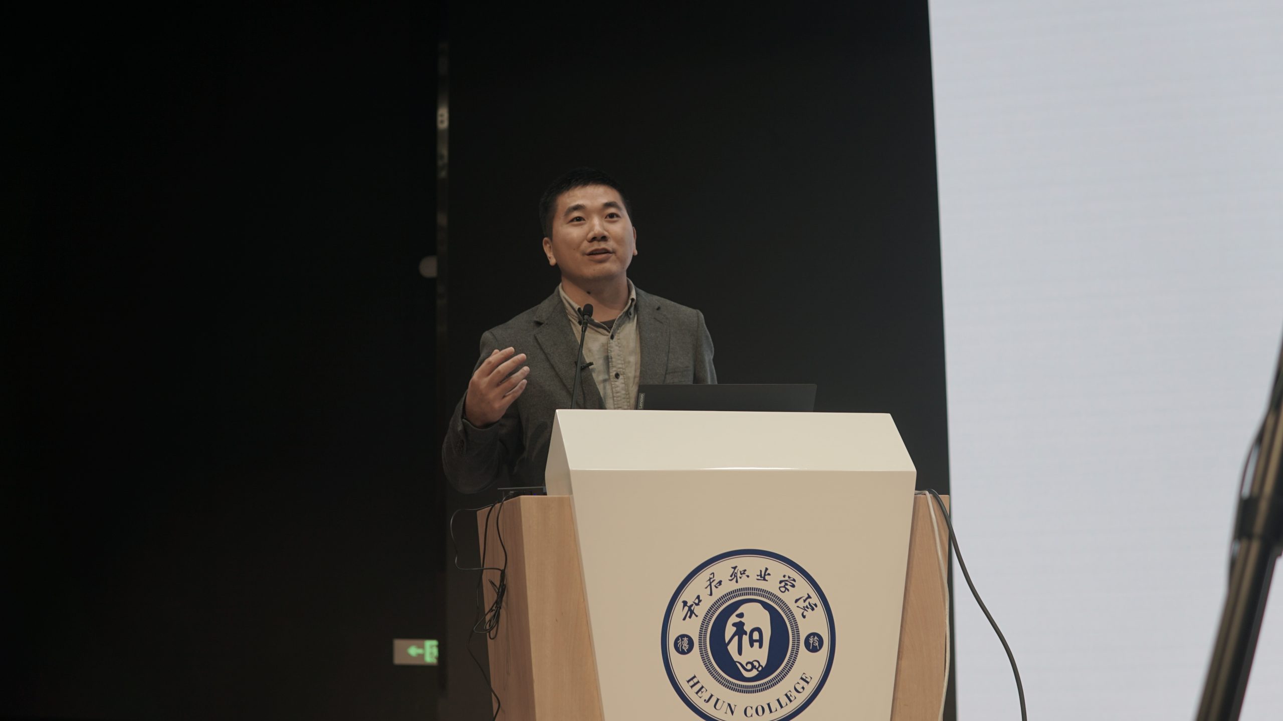 摩臣5平台舉行“榜樣的力量”專題講座